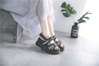 Женские сандали на массивной подошве с светодиодными элементами фото