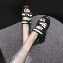 Женские сандали на массивной подошве с светодиодными элементами фото