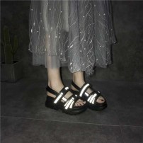 Женские сандали на массивной подошве с светодиодными элементами фото