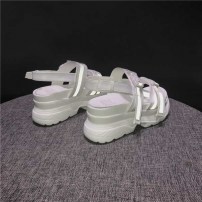 Женские сандали на массивной подошве с светодиодными элементами фото