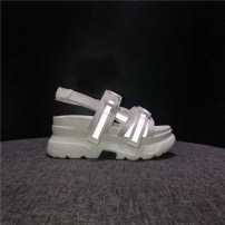 Женские сандали на массивной подошве с светодиодными элементами фото