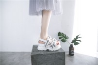 Женские сандали на массивной подошве с светодиодными элементами фото