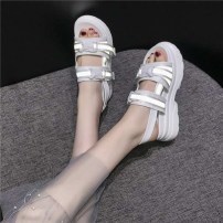 Женские сандали на массивной подошве с светодиодными элементами фото