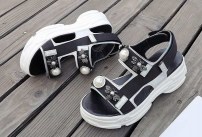 Женские летние сандали с украшением на ремешках фото