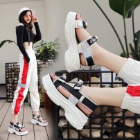 Женские летние сандали с украшением на ремешках фото