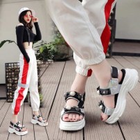 Женские летние сандали с украшением на ремешках фото