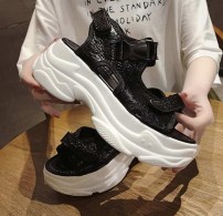 Стильные летные сандали на белой массивной подошве фото