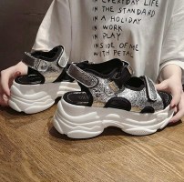 Стильные летные сандали на белой массивной подошве