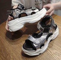 Стильные летные сандали на белой массивной подошве фото