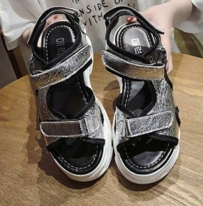 Стильные летные сандали на белой массивной подошве фото