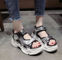 Стильные летные сандали на белой массивной подошве фото