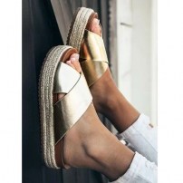 Тапочки с широким переплетом на высокой подошве фото