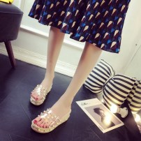 Прозрачные тапочки на танкетке с жемчужинами фото