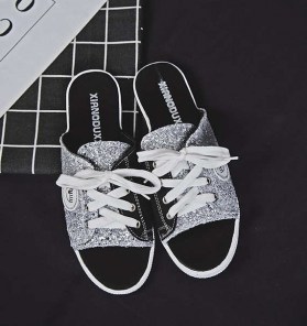 Тапочки блестящие со шнуровкой фото