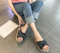 Летние блестящие тапочки с пайетками для девушек фото