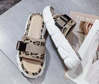 Шлепанцы на массивной подошве с тигровыми вставками фото