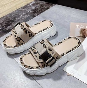 Шлепанцы на массивной подошве с тигровыми вставками