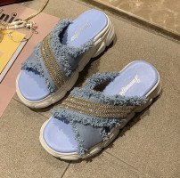 Тканевые шлепанцы на массивной подошве фото
