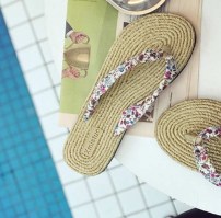 Пляжные тканевые вьетнамки с цветочным принтом фото