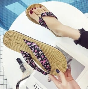 Пляжные тканевые вьетнамки с цветочным принтом фото