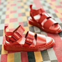 Кожаные сандали с двумя пряжками фото