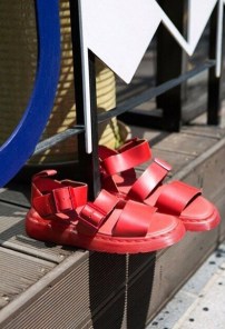 Кожаные сандали с двумя пряжками фото