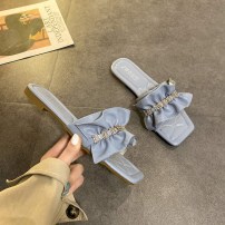 Тапочки летние на плоской подошве с рюшами фото