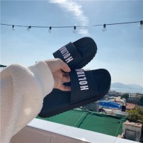 Резиновые черные тапочки с белой надписью Holiday фото