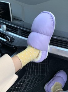 Теплые женские дутые тапочки с мехом закрытые фото