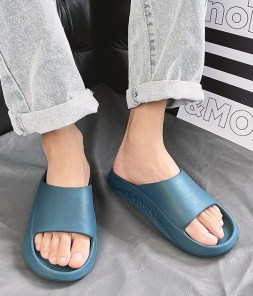 Мужские летние резиновые тапочки с надписью на подошве фото