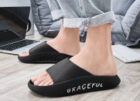 Мужские летние резиновые тапочки с надписью на подошве фото