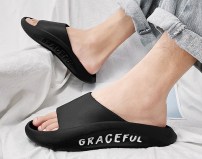 Мужские летние резиновые тапочки с надписью на подошве фото