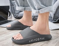 Мужские летние резиновые тапочки с надписью на подошве фото