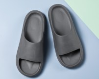 Мужские летние резиновые тапочки с надписью на подошве фото