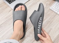 Мужские летние резиновые тапочки с надписью на подошве фото