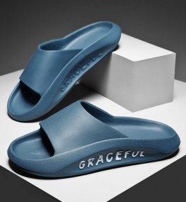 Мужские летние резиновые тапочки с надписью на подошве фото