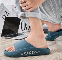 Мужские летние резиновые тапочки с надписью на подошве фото