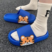 Летние тапочки с милым маленьким тиграми на толстой подошве фото