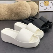 Яркие модные женские тапочки шлепанцы на высокой платформе фото