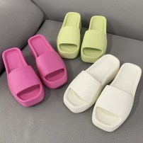 Яркие модные женские тапочки шлепанцы на высокой платформе фото