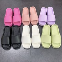Яркие модные женские тапочки шлепанцы на высокой платформе