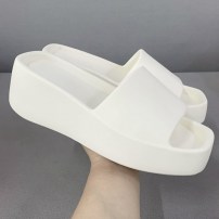 Яркие модные женские тапочки шлепанцы на высокой платформе фото