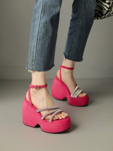 Женские открытые яркие босоножки на очень высокой и грубой платформе фото