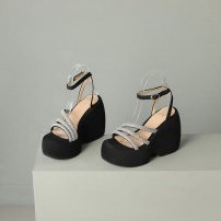 Женские открытые яркие босоножки на очень высокой и грубой платформе фото