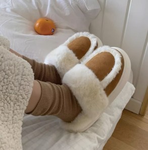 Меховые женские домашние тапочки на толстой подошве фото