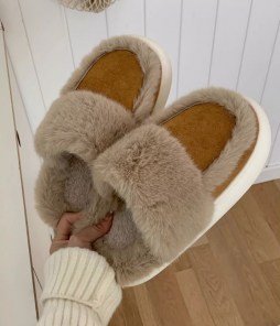 Меховые женские домашние тапочки на толстой подошве фото