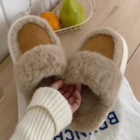 Меховые женские домашние тапочки на толстой подошве фото