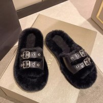 Теплые тапочки меховые с двумя ремешками фото