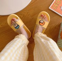 Яркие парные тапочки для влюбленых фото