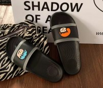 Яркие парные тапочки для влюбленых фото